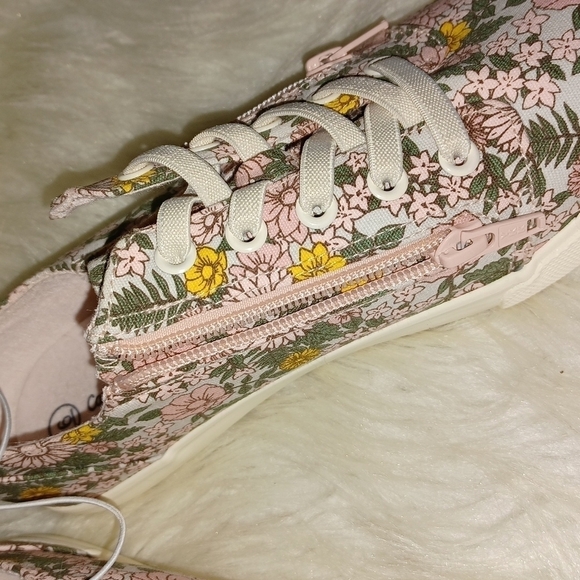 CAT & JACK SLIP ON SNEAKERS - Picture 15 of 16